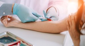 Cotation prise de sang et saignée : tout savoir sur la facturation des prélèvements et injections à domicile
