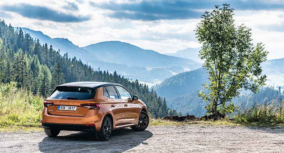 Fin des véhicules thermiques en 2035 : pour ou contre la voiture 100 % électrique en libéral ?