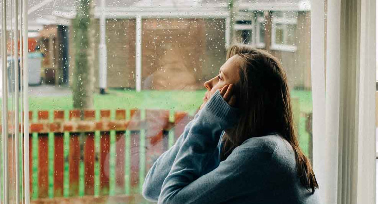 Isolement social : comment le gérer quand on est infirmière libérale et pourquoi ça compte aussi pour vos patients