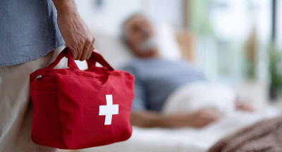 Comment prévenir les escarres chez un patient alité : conseils et gestes essentiels