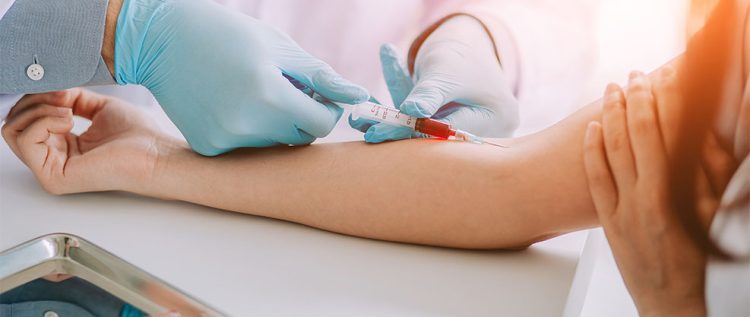 Cotation prise de sang et saignée : tout savoir sur la facturation des prélèvements et injections à domicile